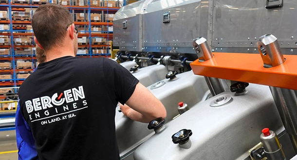 Сервісний фахівець Bergen Engines працює з енергетичним обладнанням