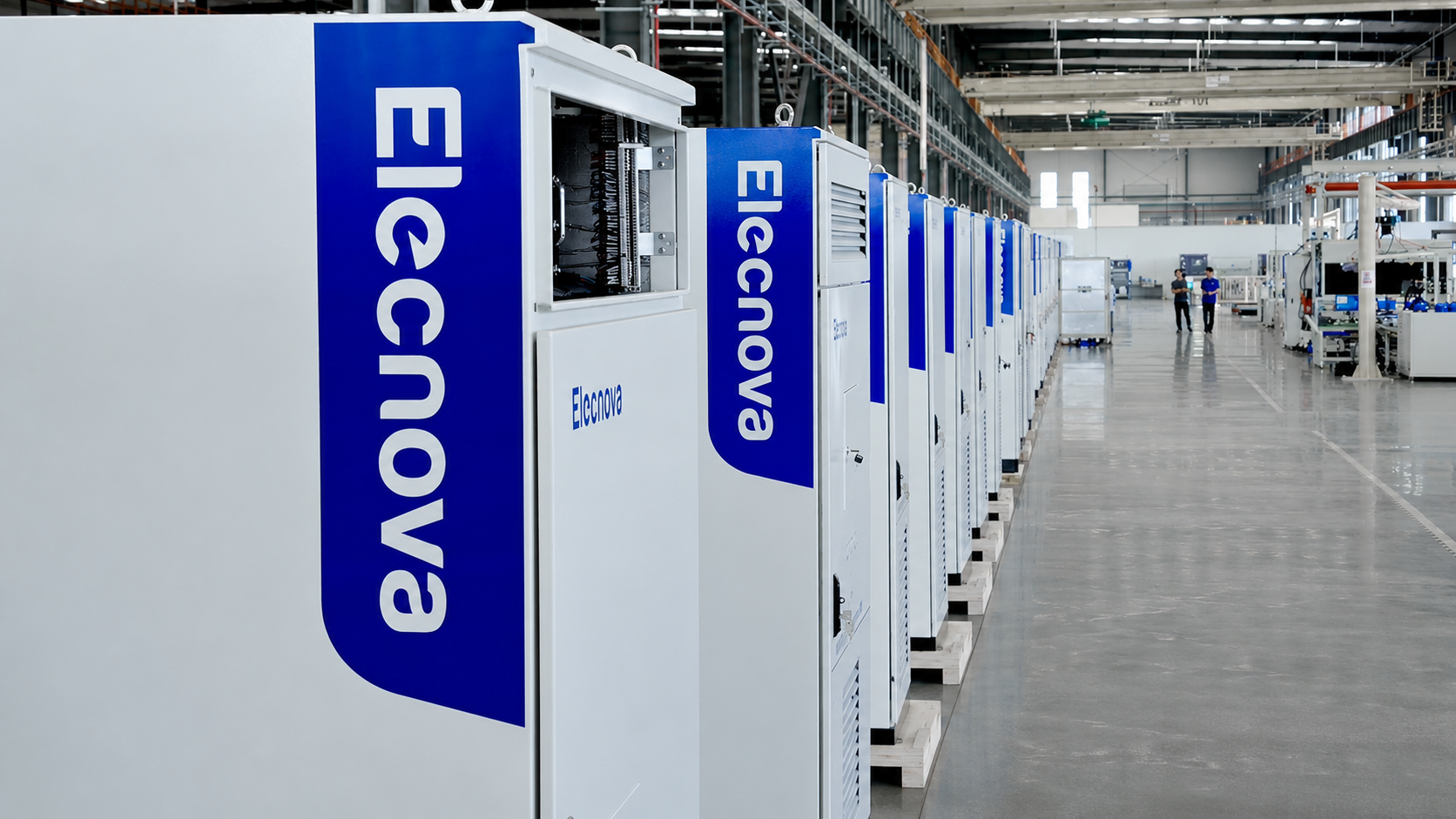 Ряд ESS-систем Elecnova у виробничому цеху