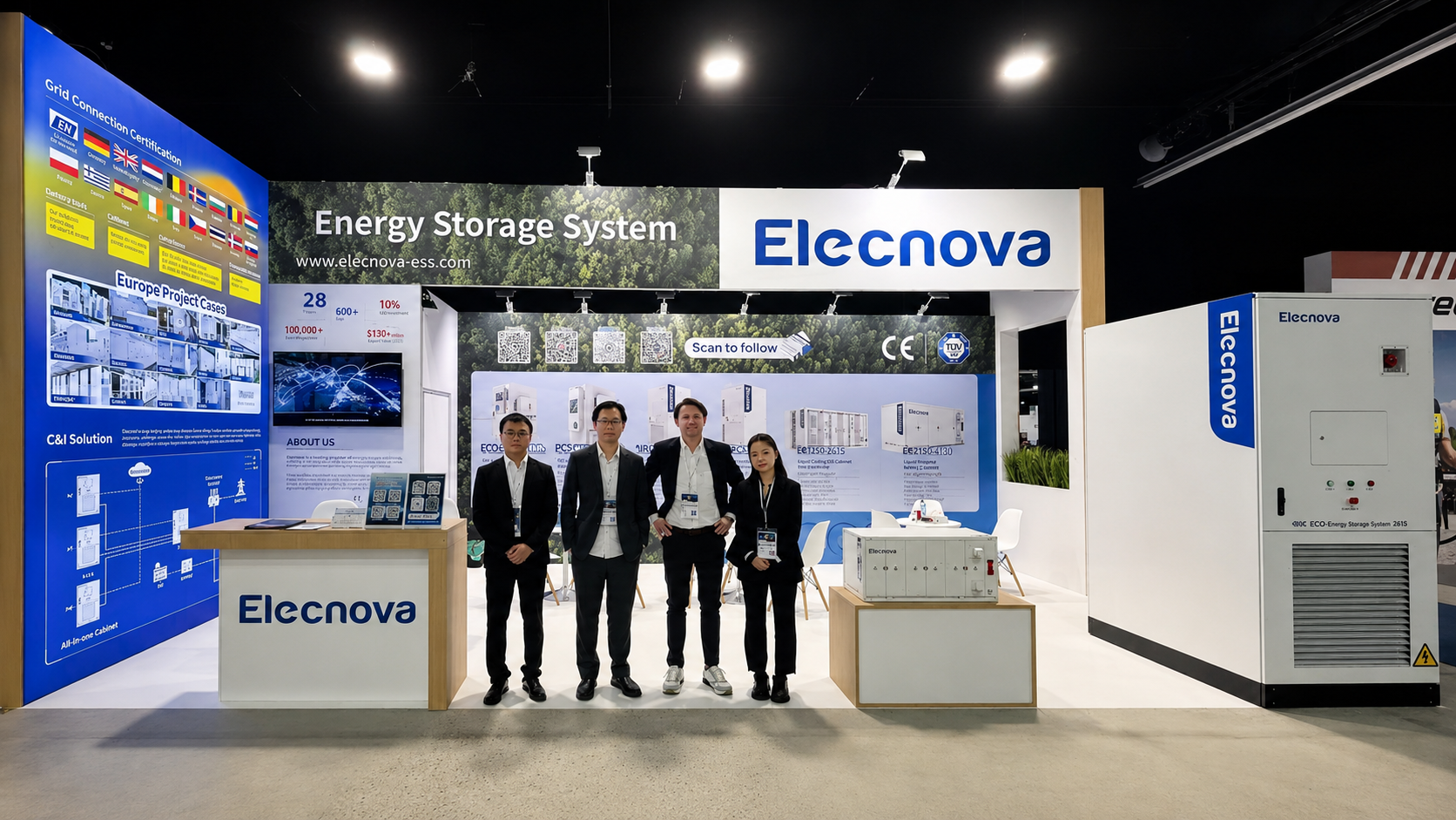 Команда Elecnova біля виставкового стенду Energy Storage System