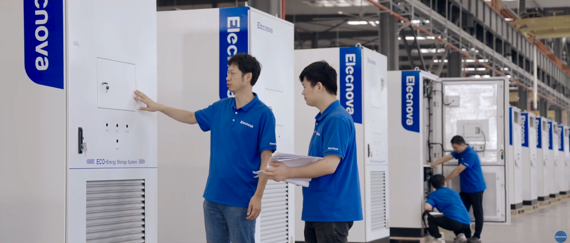 Фахівці Elecnova перевіряють ESS-обладнання на виробництві
