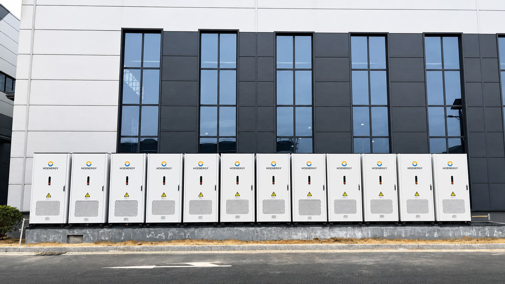 Ряд шаф систем накопичення енергії Hoenergy біля промислової будівлі